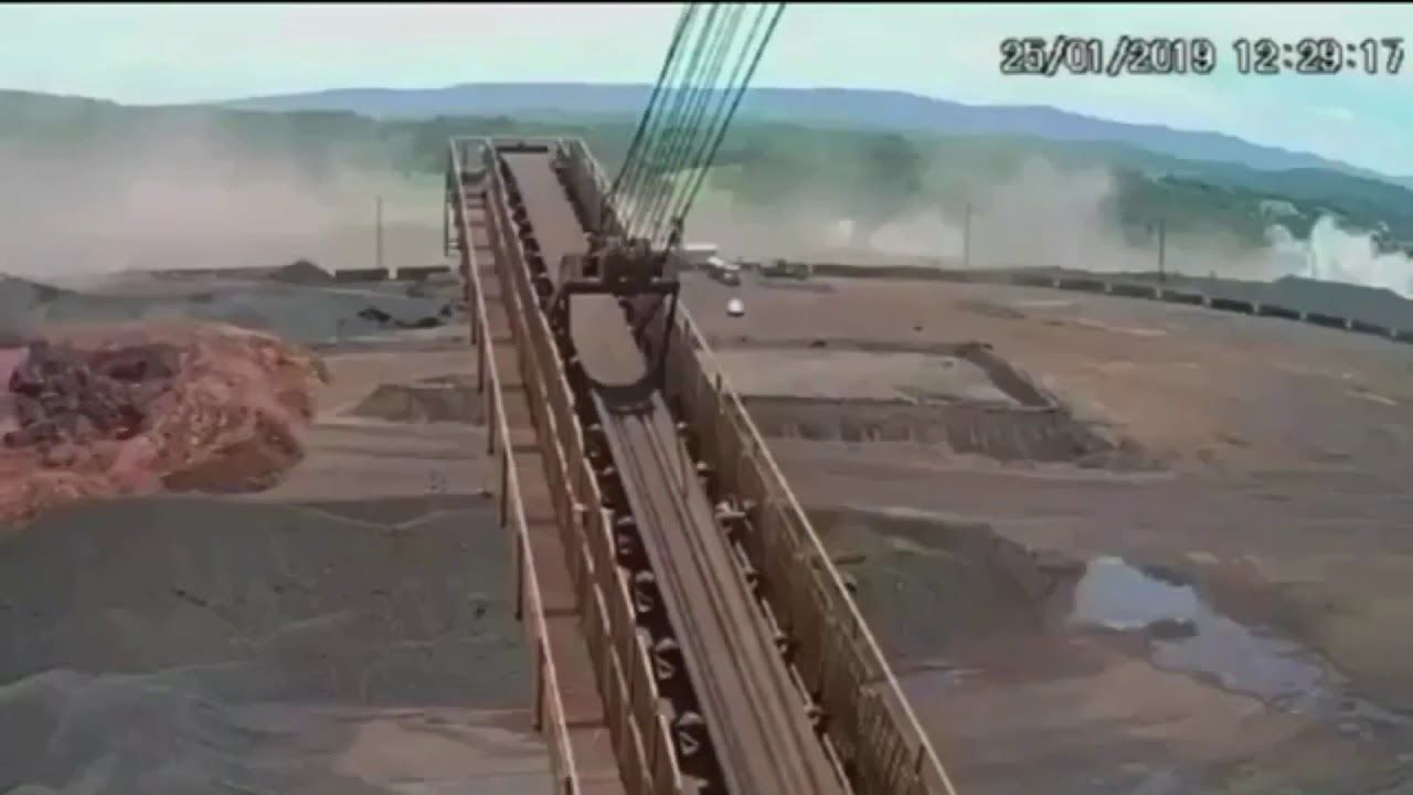 Câmera em guindaste filma chegada da lama a pátio de trem da Vale em Brumadinho